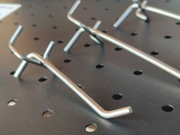 Гачок хромований в перфорацію L150мм.d4мм. крок 30мм Гачок хромований в перфорацію L150мм.d4мм. крок 30мм